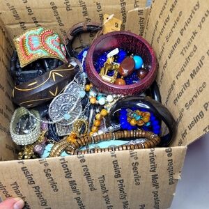 Mixed lot of 4 pounds of jewelry costume